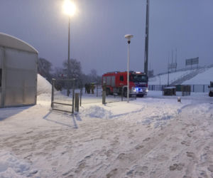 Pod ciężarem śniegu zapadło się zadaszenie lodowiska w Lesznie! Na miejscu pracują służby