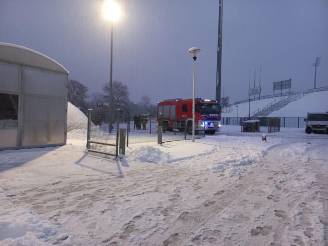 Pod ciężarem śniegu zapadło się zadaszenie lodowiska w Lesznie! Na miejscu pracują służby