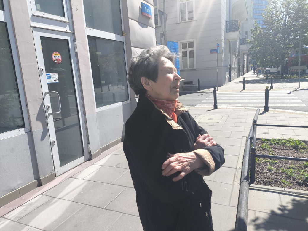 „Marzę, żeby się ogrzać przed śmiercią”. Mieszkańcy kamienicy w centrum Warszawy żyją bez centralnego ogrzewania