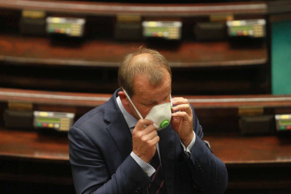 Posłowie mają problemy z maseczkami