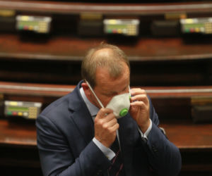 Posłowie mają problemy z maseczkami