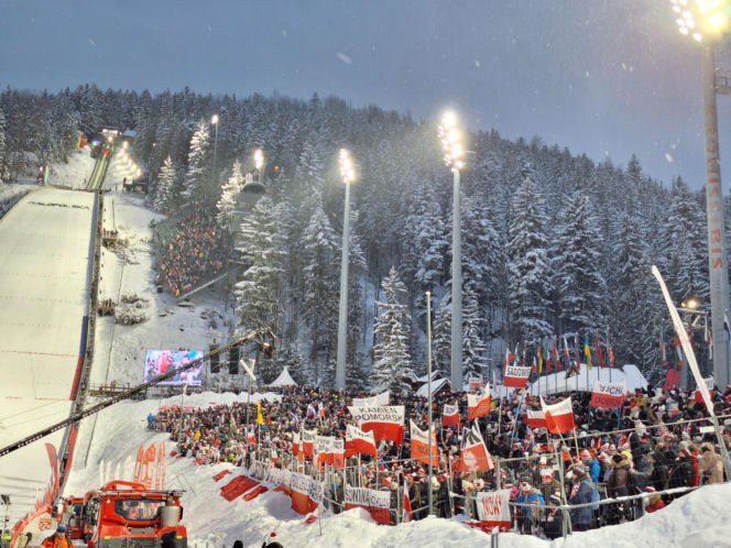 Tłumy kibiców pod Wielką Krokwią w Zakopanem