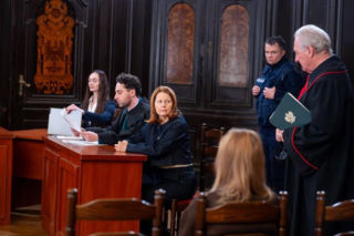 Pierwsza miłość, odcinek 4157: Fani opłakują Mateusza. Marta jako jedyna wie, że urna jest pusta