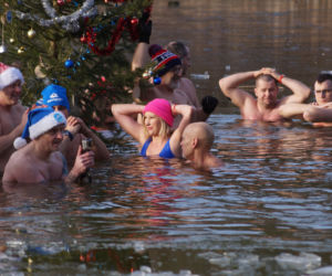 Zimna woda im niestraszna! Morsowanie w podbydgoskich Pieckach [ZDJĘCIA]