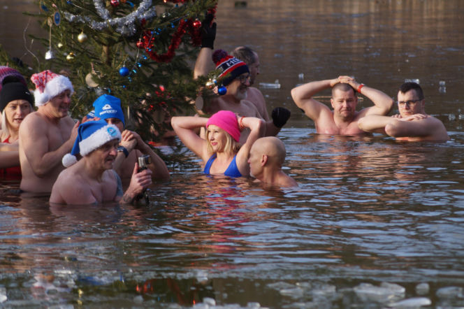 Zimna woda im niestraszna! Morsowanie w podbydgoskich Pieckach [ZDJĘCIA]