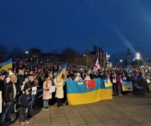 Manifestacja przeciwko wojnie na Ukrainie na placu Solidarności w Szczecinie