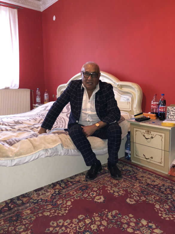 Don Vasyl pokazuje swój dom 