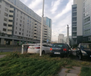 Wichura w Warszawie: Maszt spadł na samochód