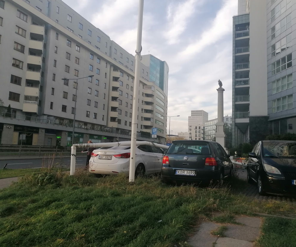 Wichura w Warszawie: Maszt spadł na samochód
