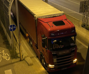 Pijany jak bela zajeżdżał innym drogę wielką ciężarówką. Ledwo stał na nogach   Dzięki