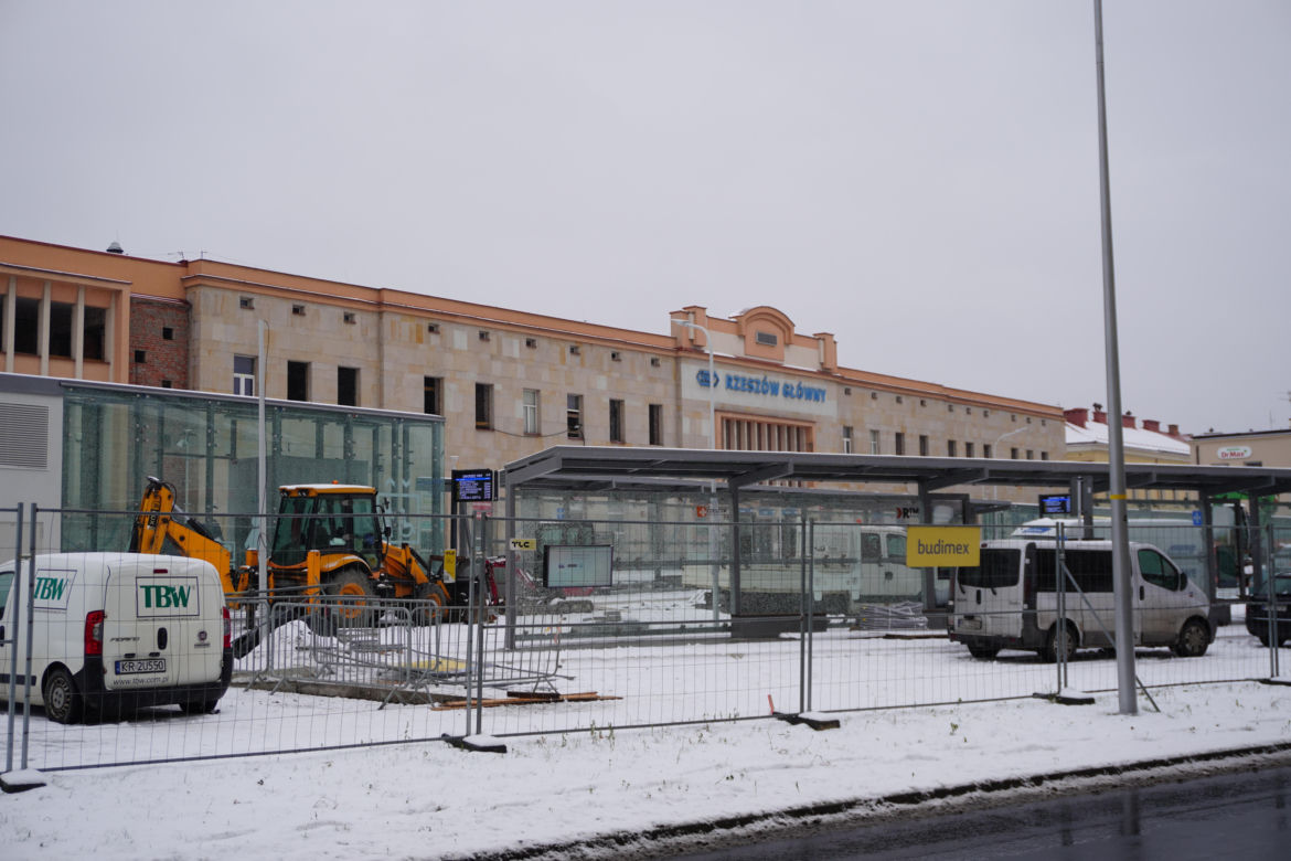 Nowy plac przed dworcem prawie gotowy. Kiedy zostanie otwarty?
