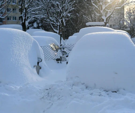 Słupsk pod 60-centymetrową warstwą śniegu. Trudno odnaleźć swój samochód 
