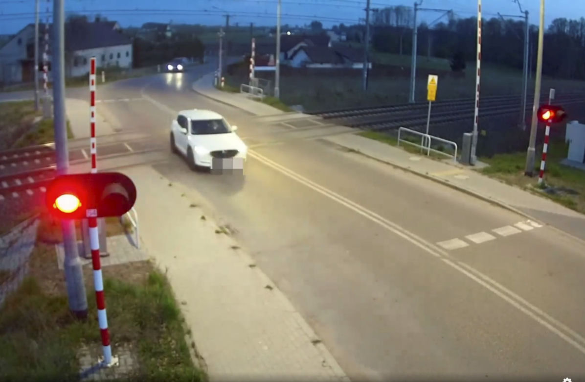 51- i 55-latka wiedziały lepiej. Wjechały na przejazd pod Ostrowią Mazowiecką mimo nadjeżdżającego pociągu! [ZDJĘCIA]