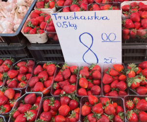 Ceny warzyw i owoców na targu w Rzeszowie. Po ile młode ziemniaki, czy polskie truskawki? 