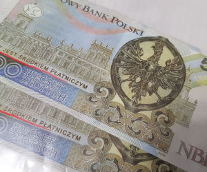 W Zakopanem oszuści zapłacili w sklepie banknotem prezentowym
