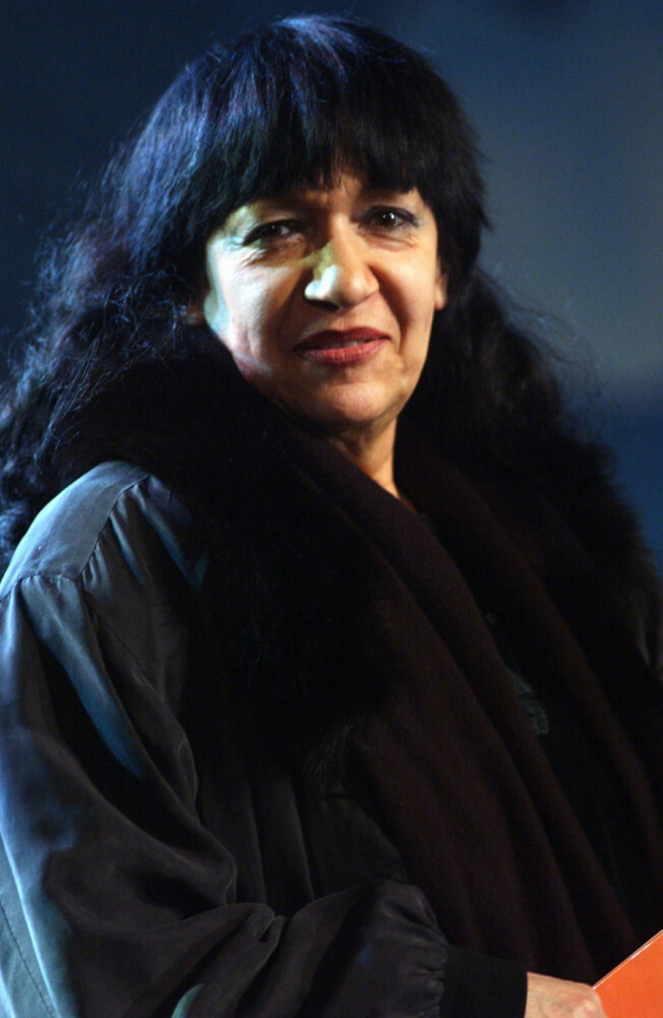 Tak wygląda grób Ewy Demarczyk. Kwiaty, znicze i ludzie wokół