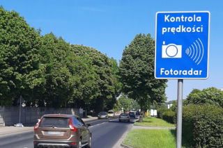 Nowy fotoradar stanął w Sianowie. To pierwszy z 26 nowych żółtych słupów