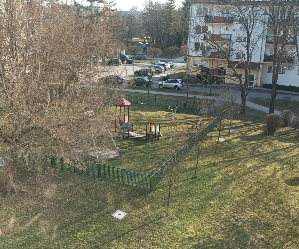 Huśtawki czy parking? Przed takim wyborem stoją mieszkańcy osiedla w Lublinie