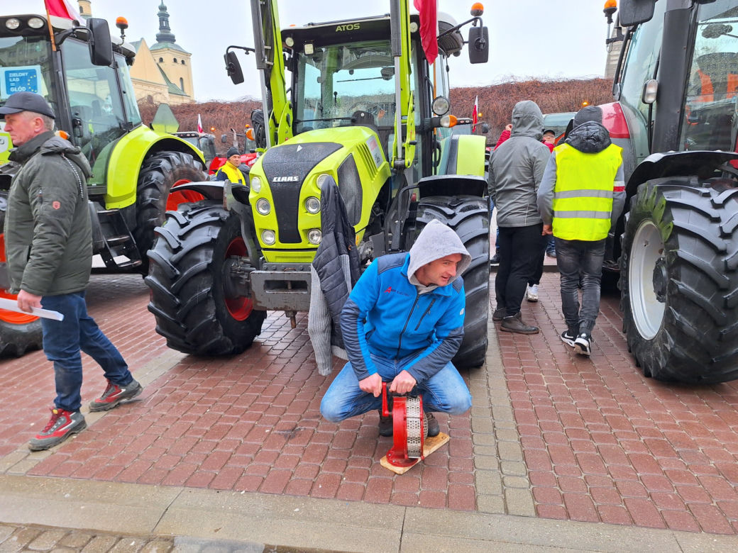 Rolnicy w Rzeszowie wyjechali na ulice. Trwa strajk generalny 