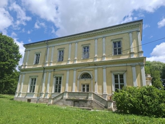 Rezydencja nie powstała bowiem jako zwykły dom mieszkalny. Miała być gigantycznym skarbcem dla Biblioteki Ordynacji Myszkowskiej