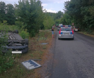Osobówka ścięła znak drogowy i dachowała! Groźny wypadek w Przewozie [ZDJĘCIA] 