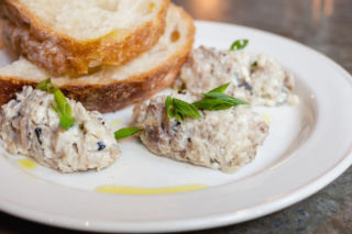 Nie z cebulą, nie w śmietanie. Ze śledzi robię pyszną pastę do chleba i nie tylko 