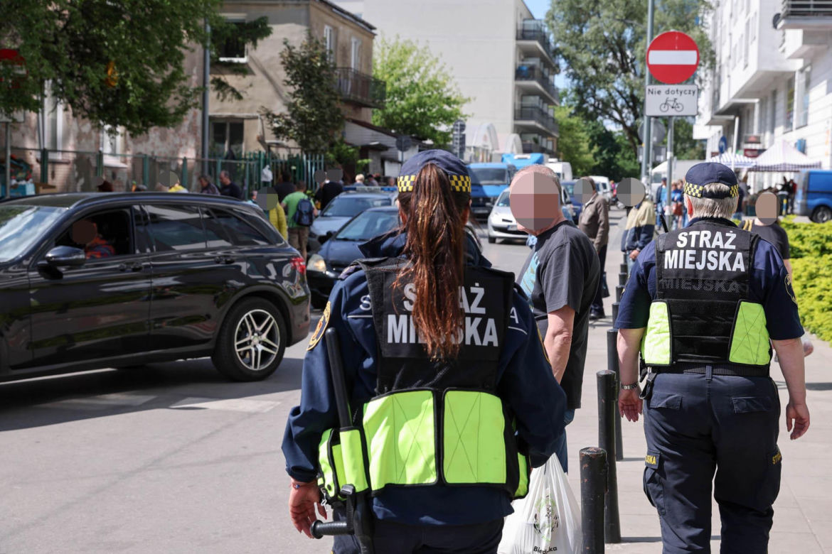 Tyle zarabiają strażnicy miejscy w Warszawie. Stawki mogą zaskoczyć