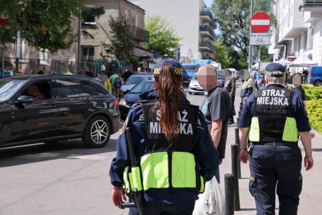 Tyle zarabiają strażnicy miejscy w Warszawie. Stawki mogą zaskoczyć