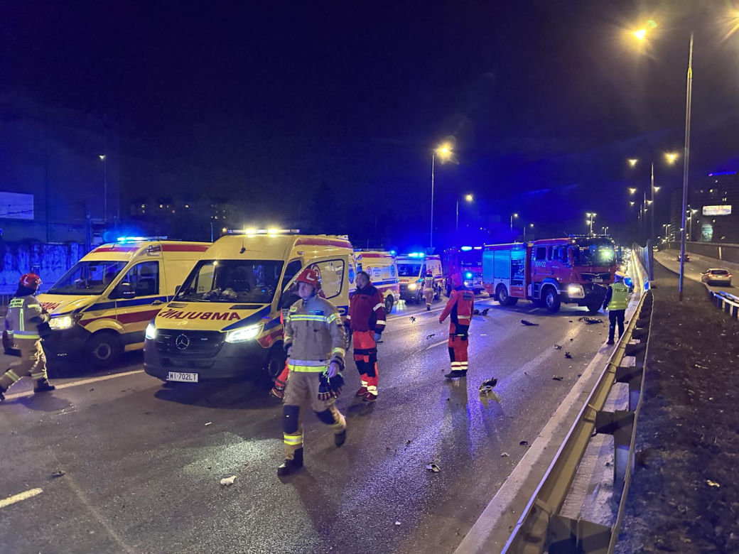 Potworny wypadek w Warszawie. Zderzenie karetki z autem osobowym. Są ranni