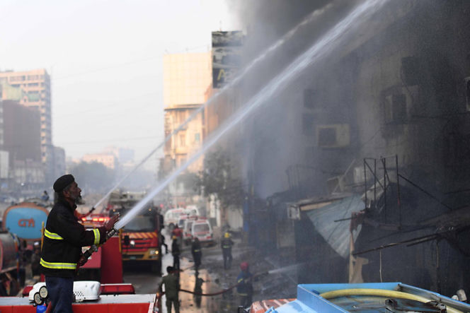 Pakistan/ Co najmniej 11 ofiar śmiertelnych pożaru w centrum handlowym w Karaczi