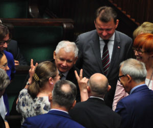 Prezes PiS krytykuje zarobki aniołków Glapińskiego