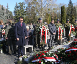 Hołowania klęknął przed grobem ofiary katastrofy smoleńskiej