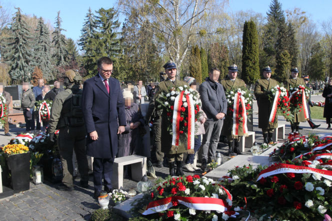 Hołowania klęknął przed grobem ofiary katastrofy smoleńskiej