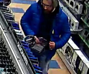 2 Policja w Łodzi poszukują złodzieja, który ukradł gry komputerowe i przenośne głośniki w jednym ze sklepów w Pasażu Łódzkim