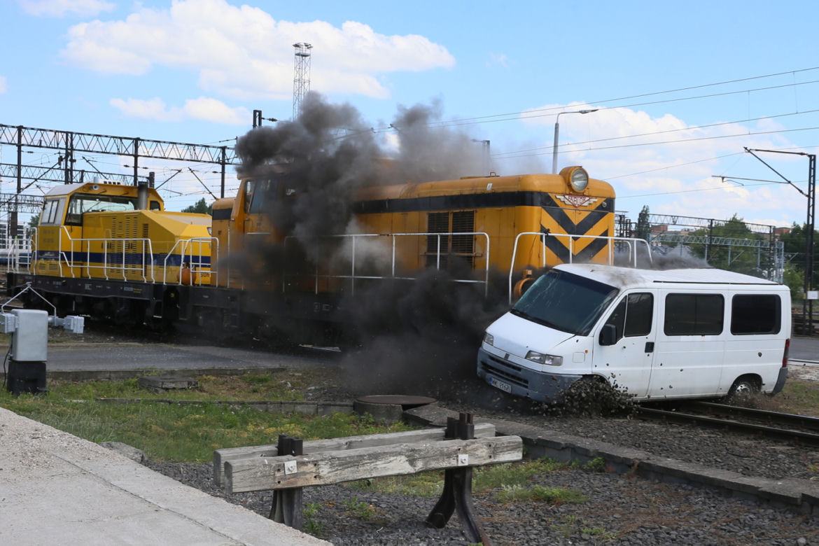Pociąg masakruje osobowego busa na przejeździe kolejowym