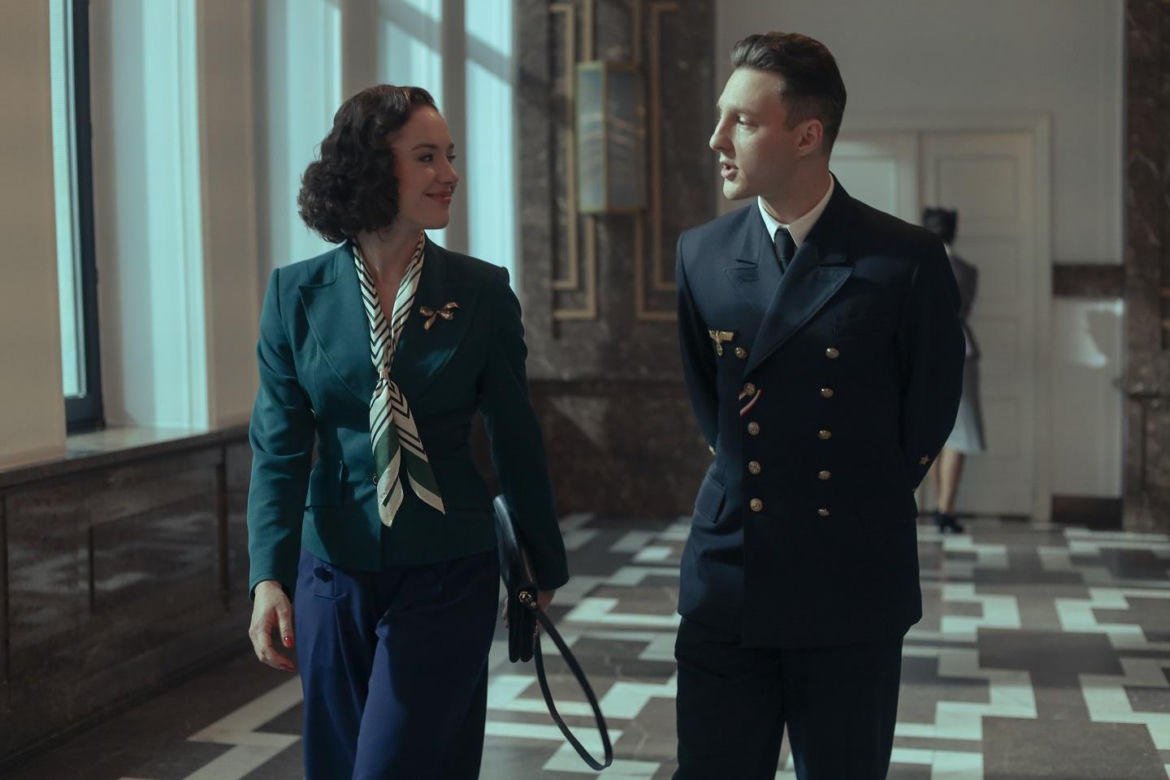 Zatoka szpiegów, odcinek 16. Eva (Sonia Mietielica), Jorg (Maciej Kucharski)