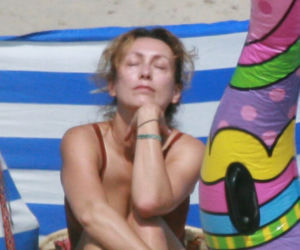 Anna Kalczyńska przyniosła ptaka na plażę