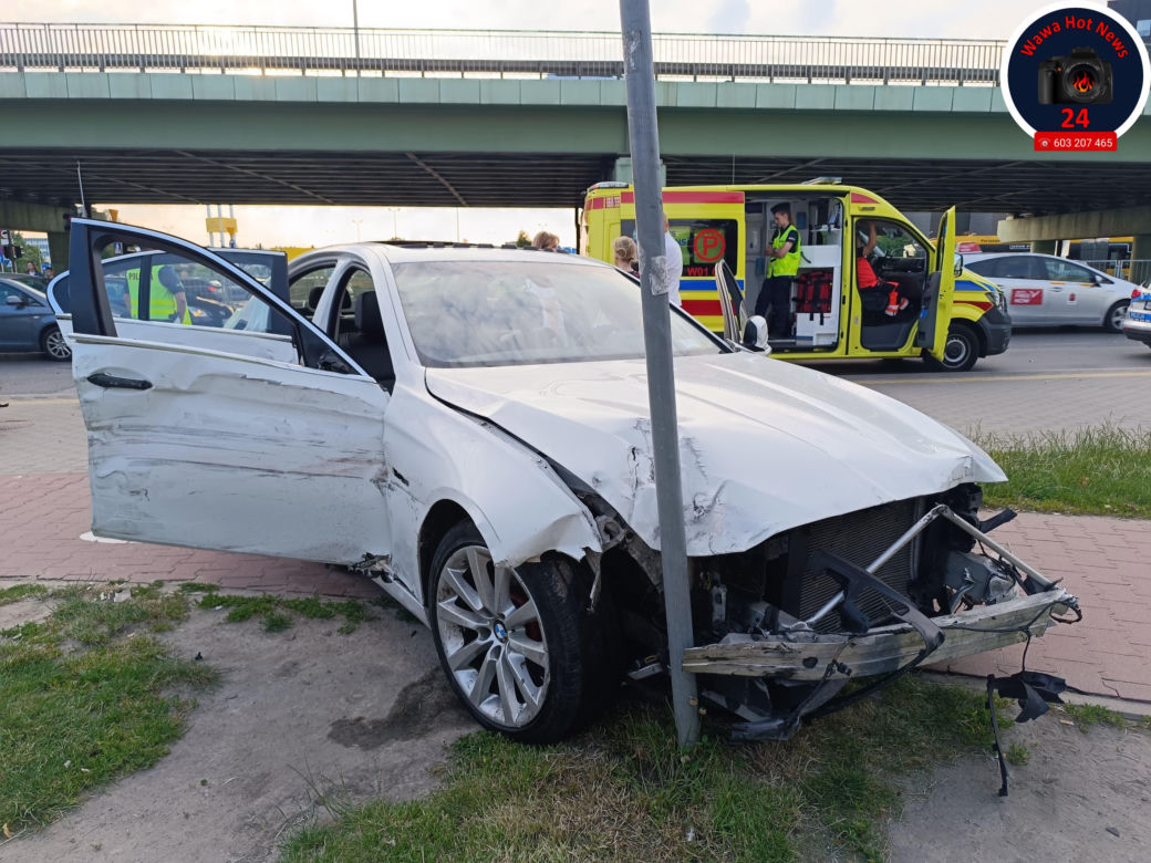 Wypadek w Al. Jerozolimskich. Kierowca z epilepsją wjechał w barierki