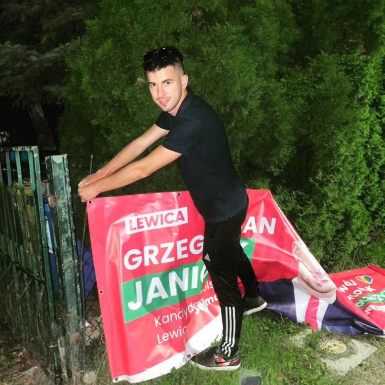 Kandydat Lewicy Grzegorz Janiczak całkowicie nago ubierał z chłopakiem świąteczne drzewko. Zdjęcie może zobaczyć każdy!