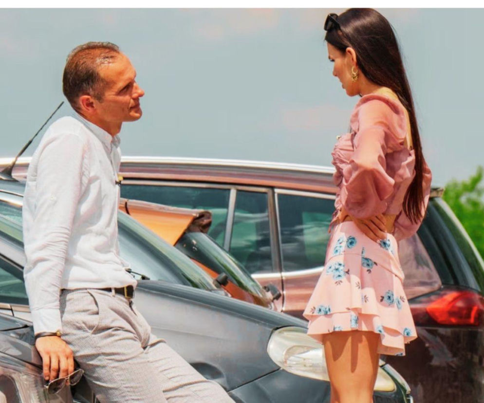 Ewa Kryza i Waldemar z Rolnik szuka żony rozmawiają przy samochodach. O ich losach przeczytasz na SE.