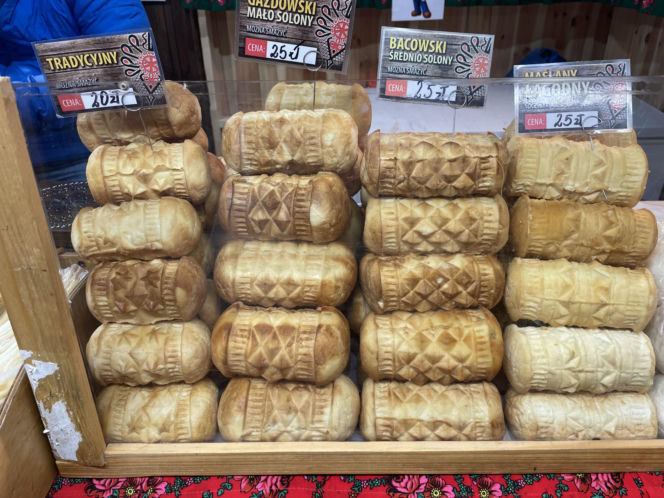 Pokémony, różowe gofry i zaskakujące różnice w cenach. Porównaliśmy łódzkie jarmarki