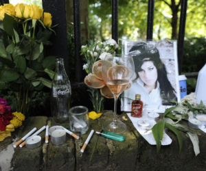 LONDYN: Fani płaczą po śmierci Amy Winehouse