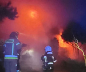 Pożar domu w Nowej Wsi Wielkiej! Na miejscu 7 zastępów straży pożarnej [ZDJĘCIA]