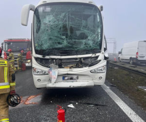 Karambol w gęstej mgle na A4. Auta i autokar staranowane. Ruch zablokowany
