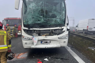 Karambol w gęstej mgle na A4. Auta i autokar staranowane. Ruch zablokowany