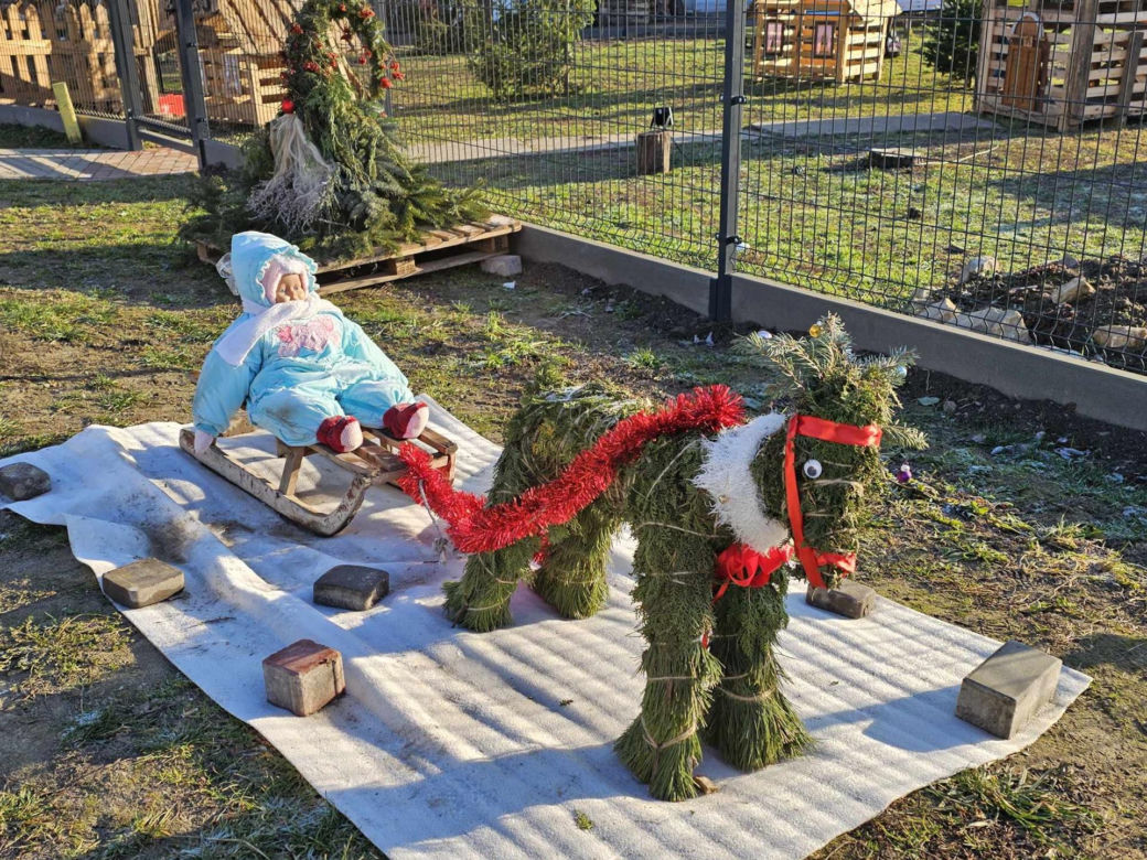Mieszkańcy sami wykonują świąteczne ozdoby.