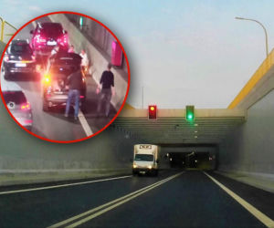 Chwile grozy w tunelu pod Świną. Kierowca położył się koło samochodu