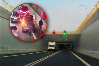 Chwile grozy w tunelu pod Świną. Kierowca położył się koło samochodu
