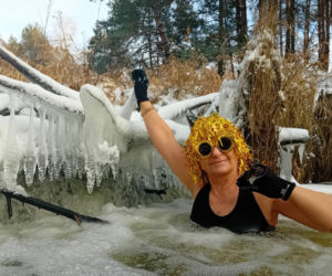 Kolorowe pożegnanie roku w lodowatej wodzie. Morsowy Sylwester 2025/2026 z grupą „Mors Może Więcej”