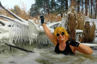 Kolorowe pożegnanie roku w lodowatej wodzie. Morsowy Sylwester 2025/2026 z grupą „Mors Może Więcej”